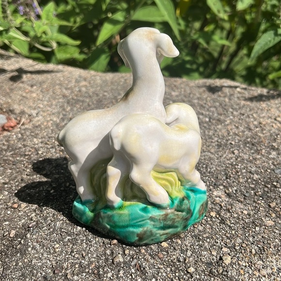 Majolica Vintage Porcelain Baby Lambs Figurine - Picture 3 of 6